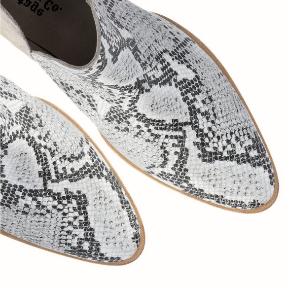 Vintage Foundry Co. Stylish Gray and White Ankle Boots with Pointed Toe - Picture 5 of 6